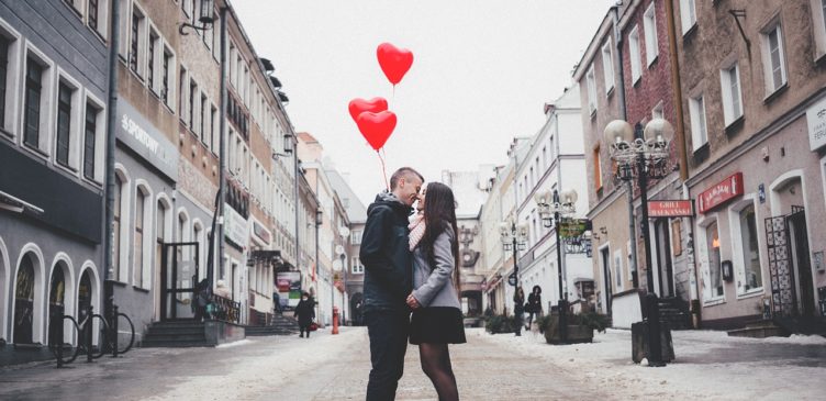 People Man Woman Couple Love - StockSnap / Pixabay