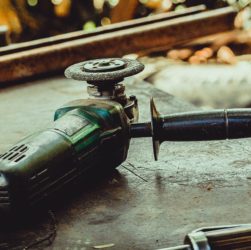 Metal Grinding Machine Work Fix  - drfuenteshernandez / Pixabay