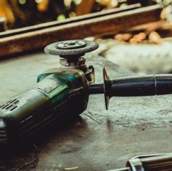 Metal Grinding Machine Work Fix - drfuenteshernandez / Pixabay