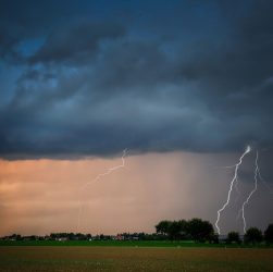 Thunderstorm Lightning Rain Nature  - fietzfotos / Pixabay