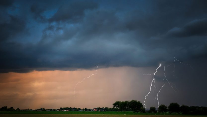 Thunderstorm Lightning Rain Nature  - fietzfotos / Pixabay