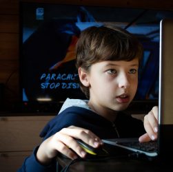Boy The Internet Online Game Baby - Viki_B / Pixabay