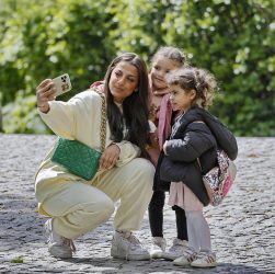 Selfie Woman Children Mother Kids  - sharkolot / Pixabay