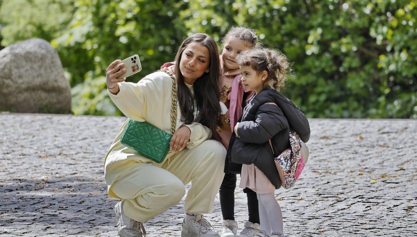 Selfie Woman Children Mother Kids  - sharkolot / Pixabay